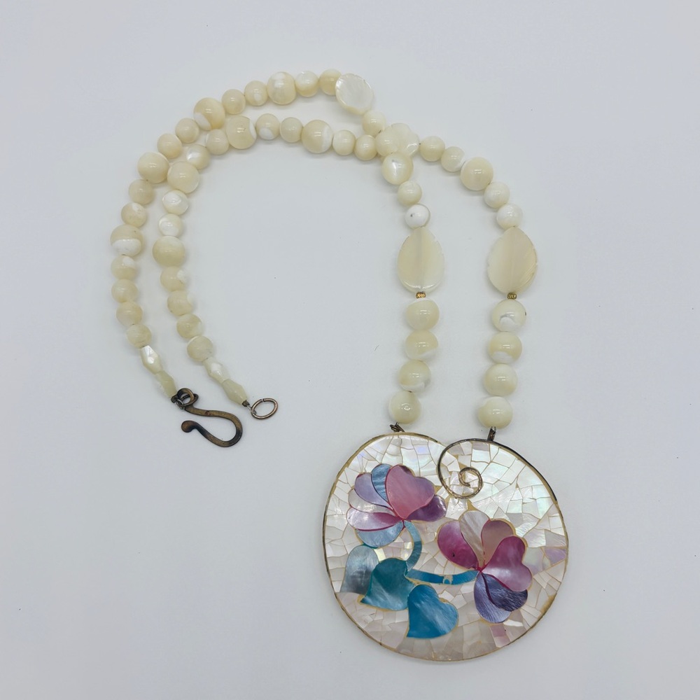 Vintage 1970’s Lee Sands Mother of Pearl Necklace with Floral Pendant - Picture 8 of 9